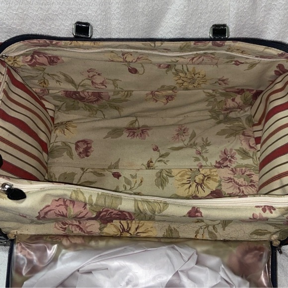 Brighten Red and Black Luggage Set - Picture 4 of 16